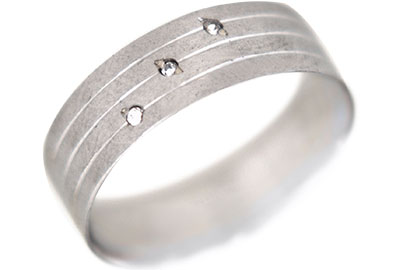 [372028/BCO10/4/4.0] ARGOLLA MATE TRES LINEAS BRILLANTE CON 3 ZIRCONIAS  (Oro blanco 10kt, 4mm, 4.0)